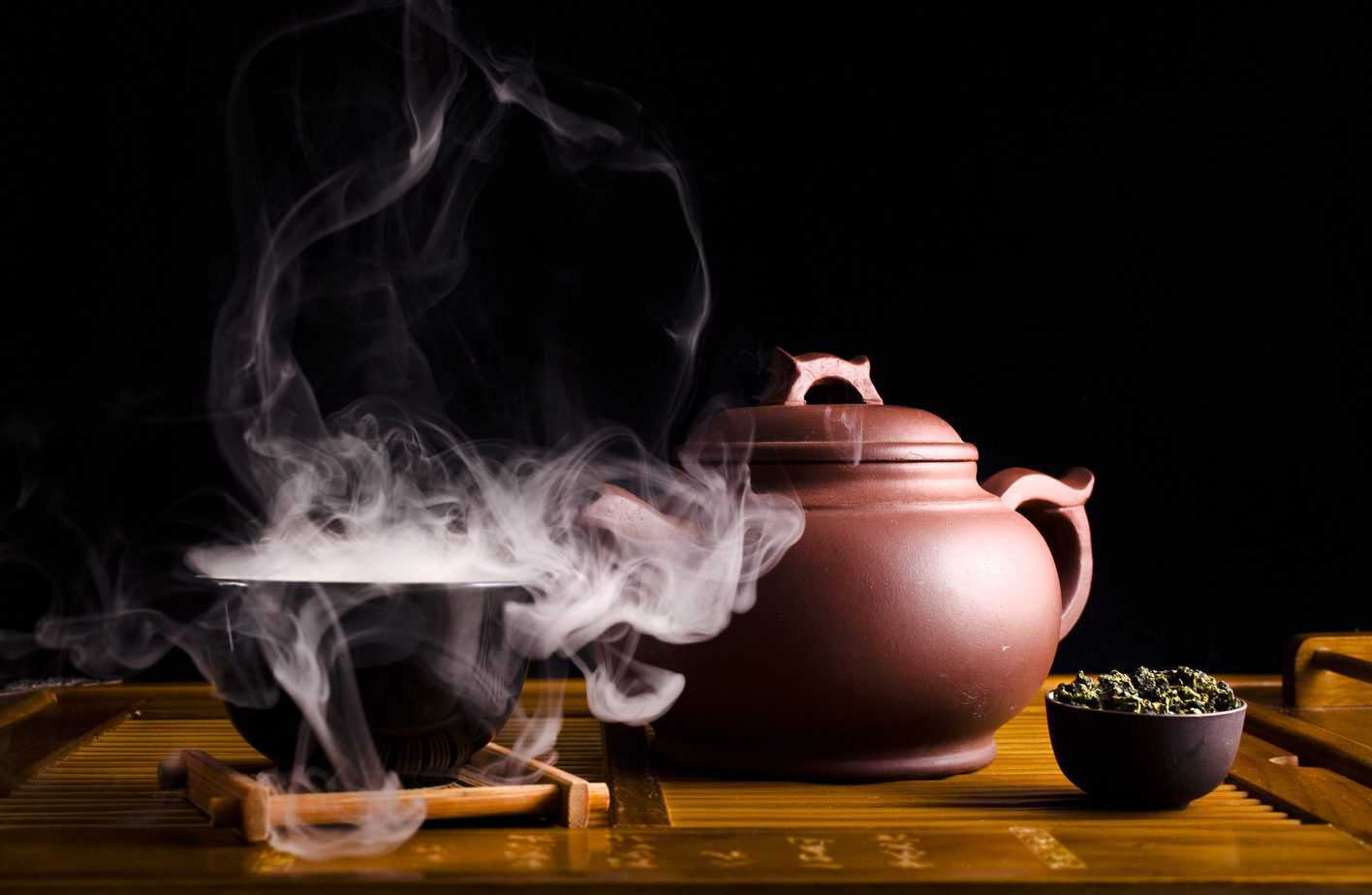 chinese-tea-ceremony-ceramic-tea-pot-and-cups-with-the-famous-chinese-oolong-tea-tieguanyin-with-vapour-on-a-black-background